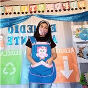 Profesora de nivel inicla imparte clases de Lengua para niños de primaria